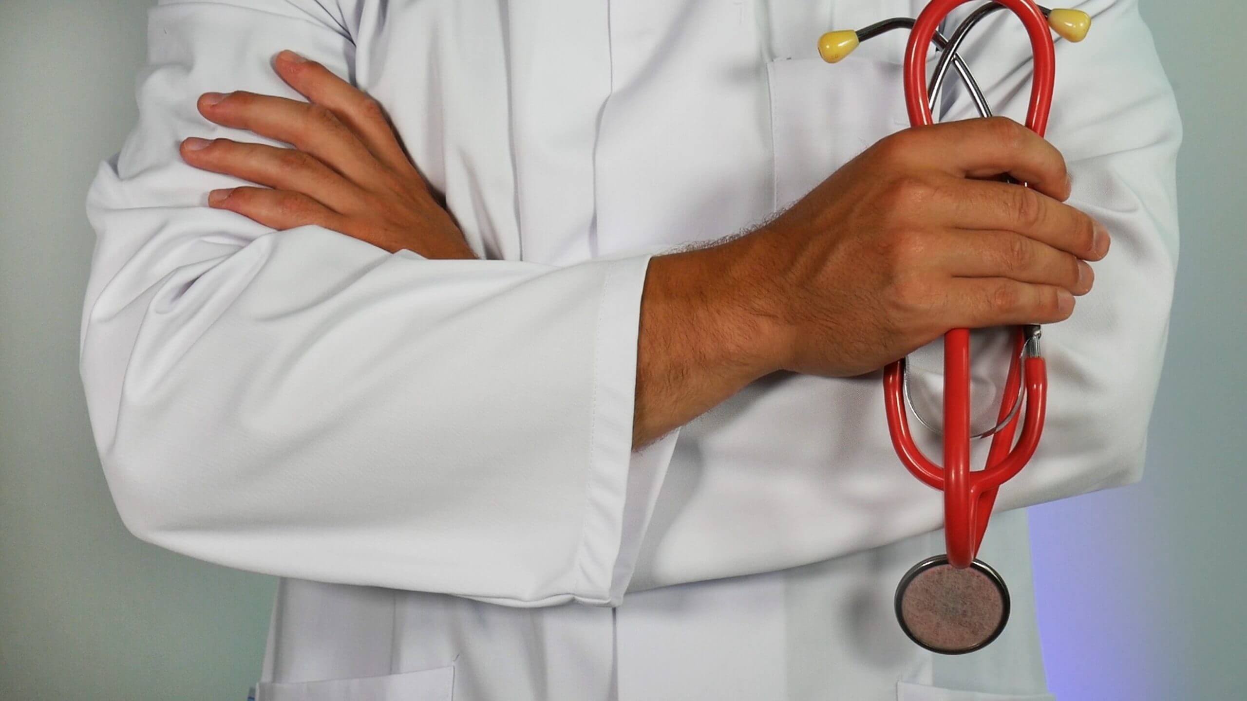 Photo montrant un homme en blouse de médecin avec un stethoscope