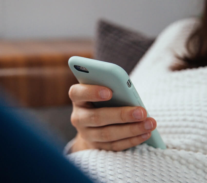 Photo d'une femme regardant son téléphone