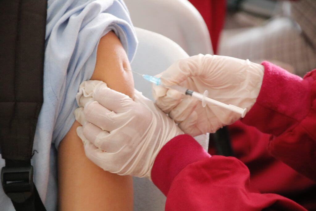 Photo d'une personne se faisant vacciner sur le bras