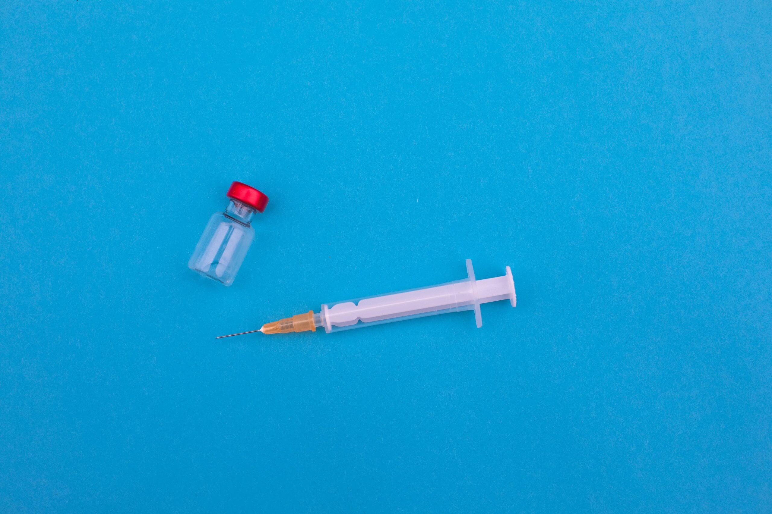 Photo d'une seringue et d'un flacon de vaccin